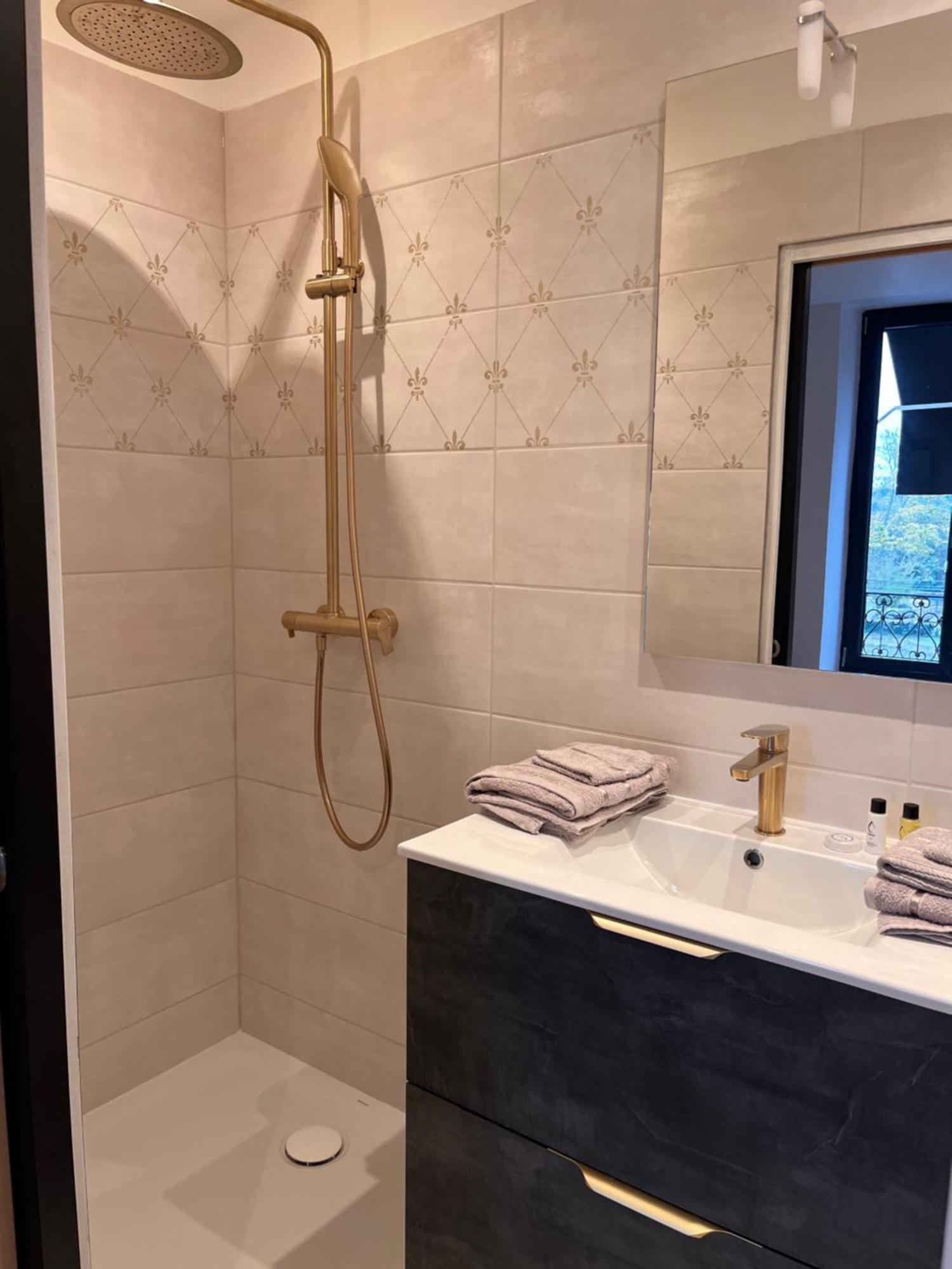 Parmain Hdg Hotel Gare De L'Isle Adam Appart'S Hotel المظهر الخارجي الصورة